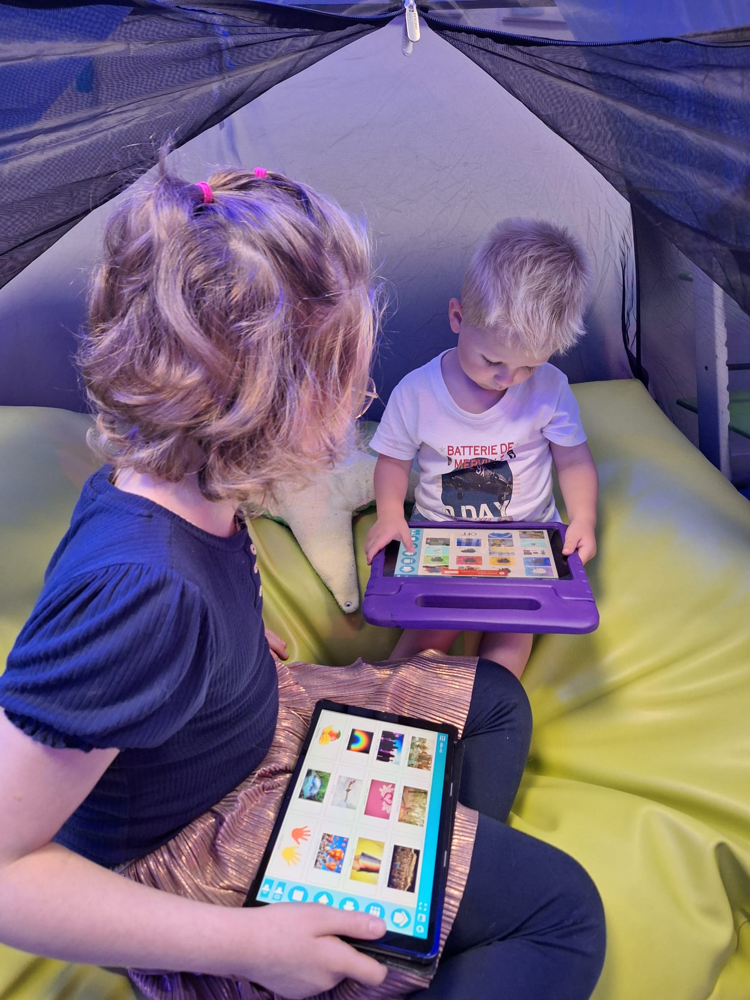 Aan het water in de tent